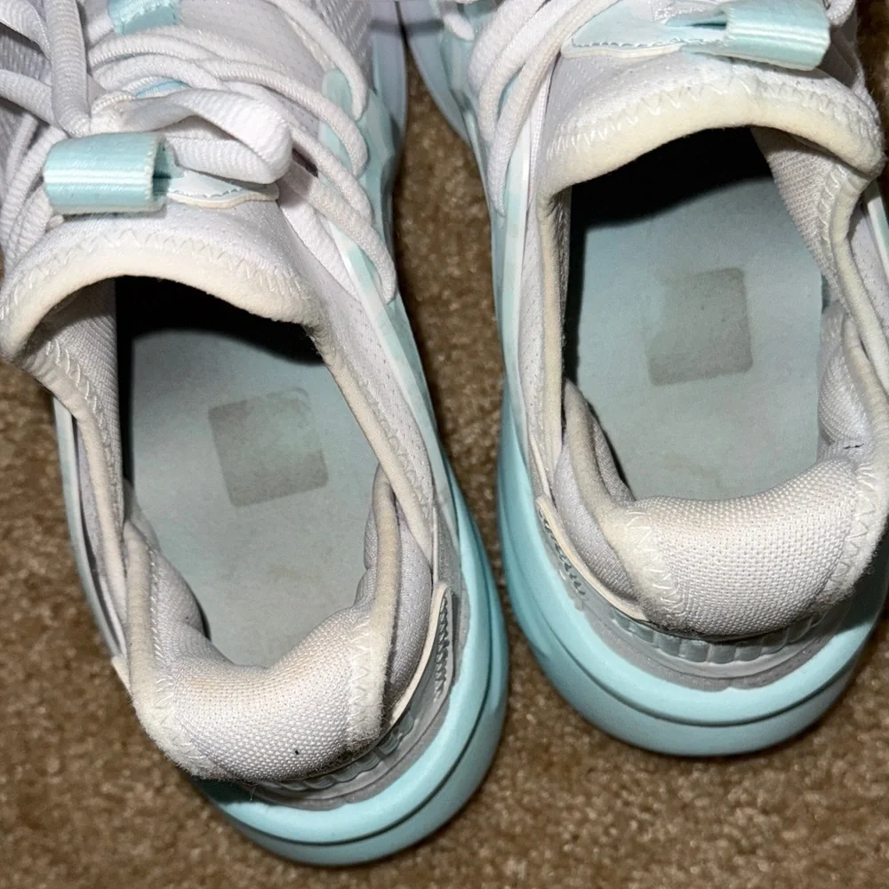 Women’s Softride Enzo Sneaker Size 9